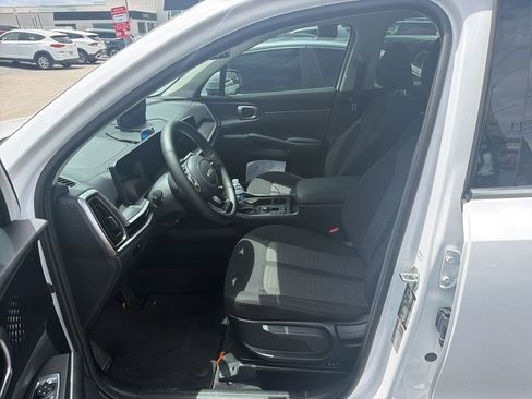 Used 2025 Kia Sorento LX image 6