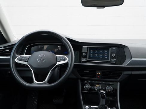 Certified 2024 Volkswagen Jetta SE w/ Panoramic Sunroof Package image 22