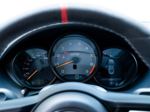 Used 2020 Porsche 718 Cayman GT4 RWD image 17