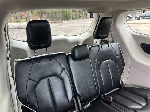 Used 2023 Chrysler Pacifica Limited image 18
