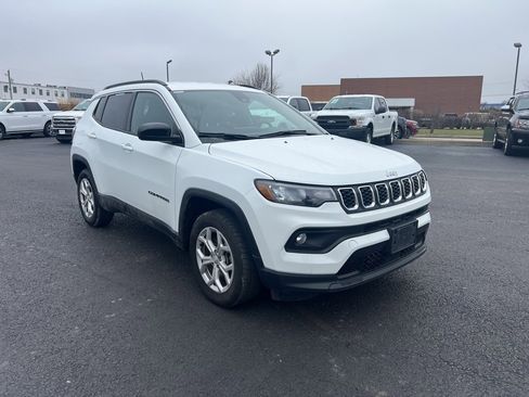 Used 2024 Jeep Compass Latitude image 3