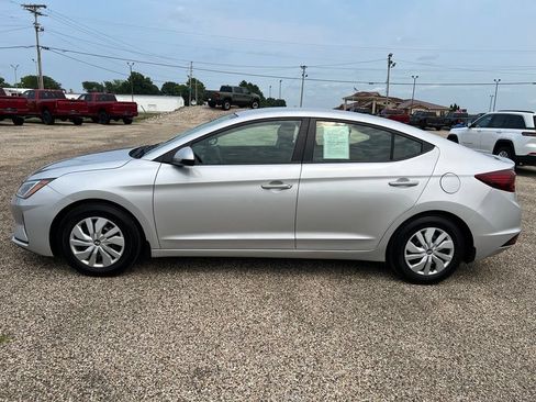 Used 2019 Hyundai Elantra SE w/ Winter Weather Package FWD image 2