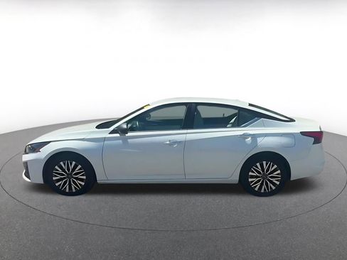 Used 2025 Nissan Altima 2.5 SV FWD image 9