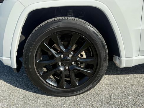 Used 2017 Jeep Grand Cherokee Altitude image 11