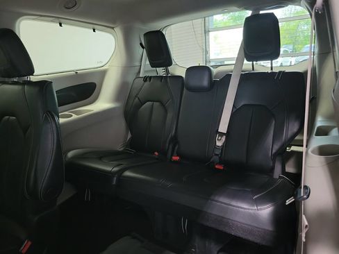 Used 2022 Chrysler Pacifica Touring-L AWD/4WD image 27