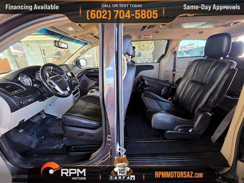Used 2015 Chrysler Town & Country Touring image 10