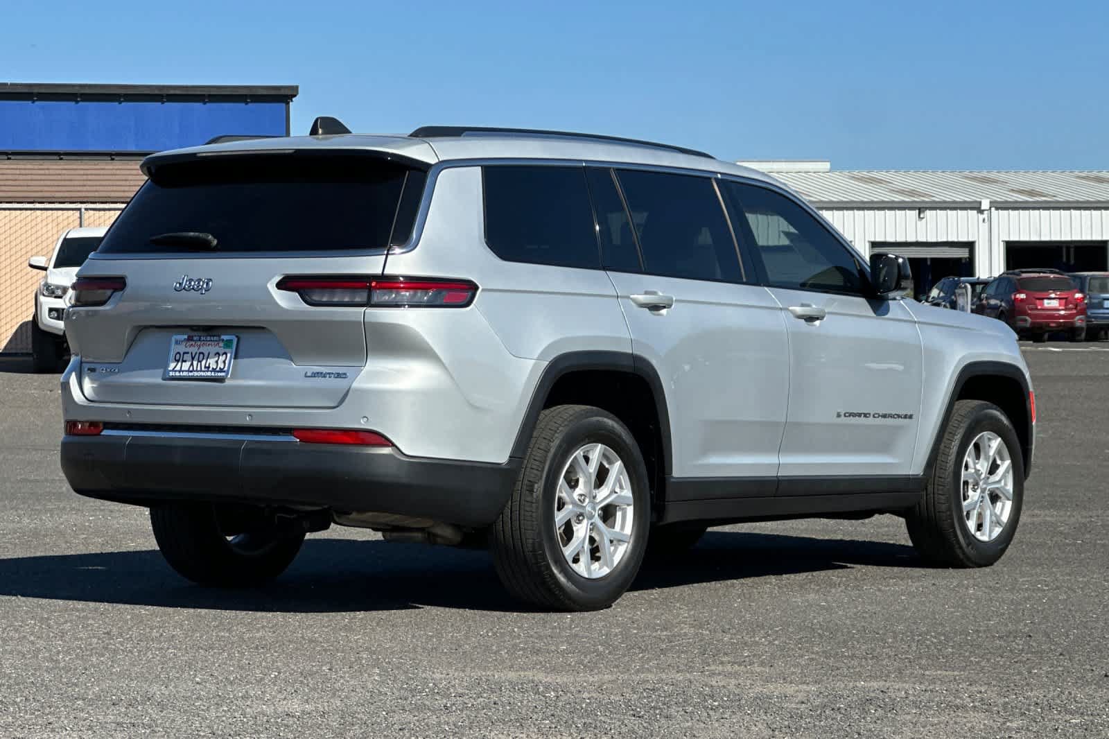 Used 2023 Jeep Grand Cherokee L Limited AWD/4WD image 3