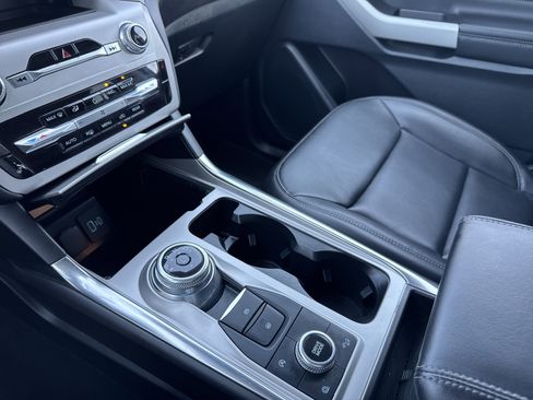 Used 2024 Ford Explorer XLT w/ Equipment Group 202A image 31