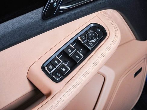 Certified 2025 Porsche Macan image 25