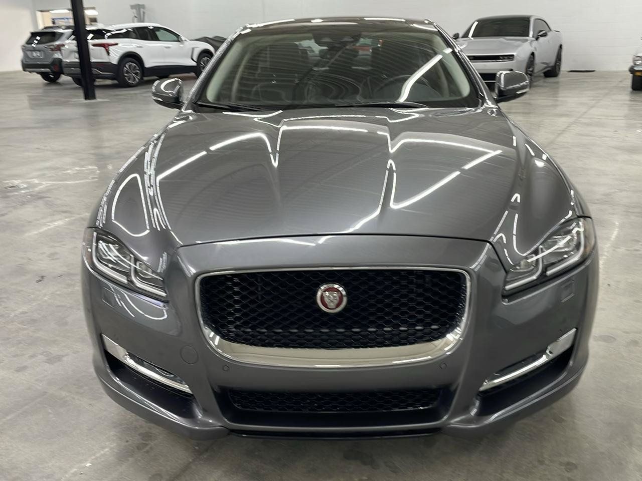 Used 2019 Jaguar XJ R-Sport RWD image 3