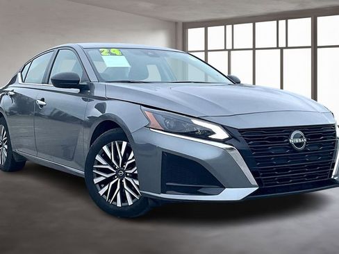 Used 2024 Nissan Altima 2.5 SV image 3