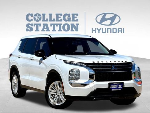 Used 2024 Mitsubishi Outlander ES FWD image 3