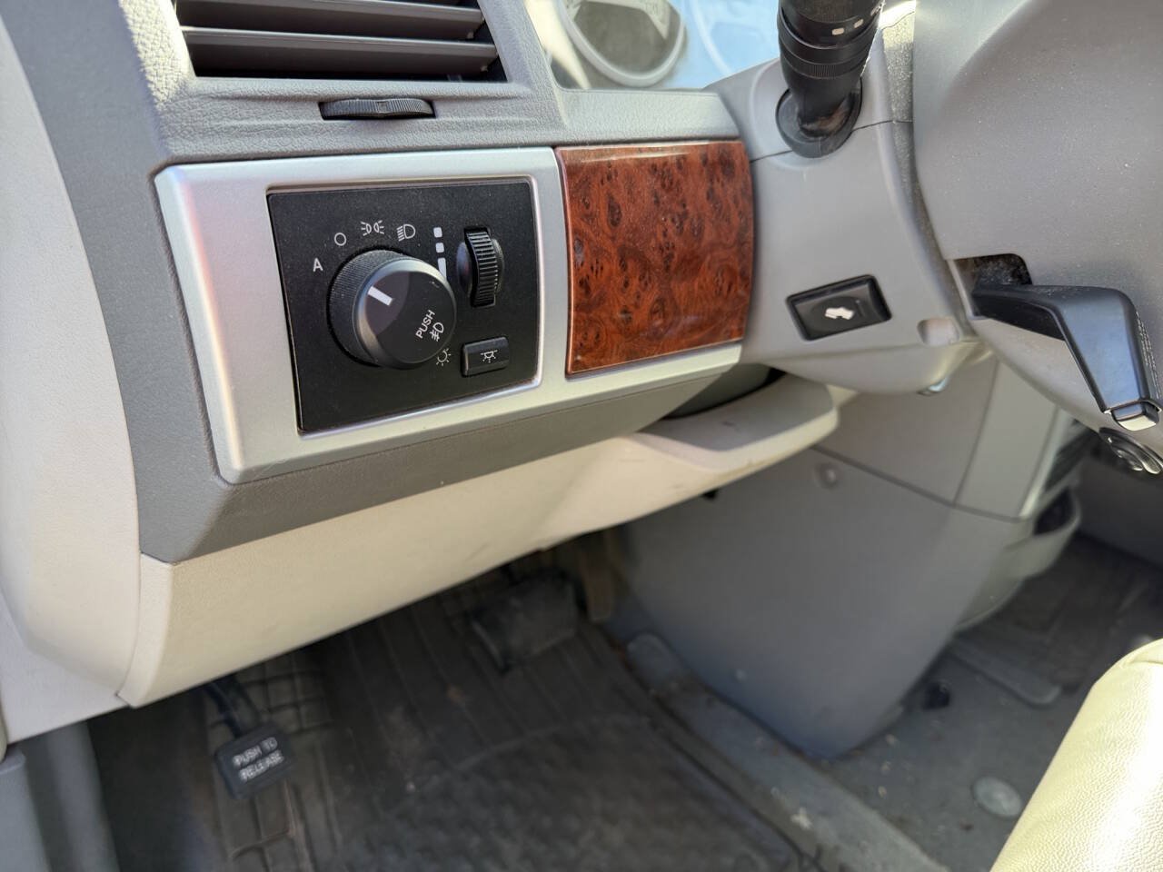 Used 2009 Chrysler Town & Country Touring FWD image 31