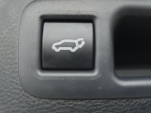 Used 2024 Toyota Highlander XLE FWD image 13