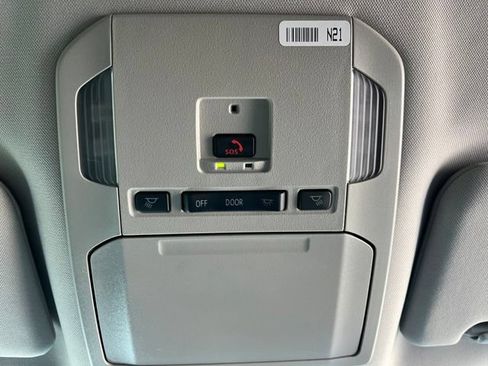 Used 2025 Toyota Highlander LE FWD image 26