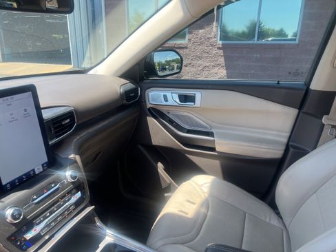 Used 2020 Ford Explorer Platinum w/ Premium Technology Package AWD/4WD image 11