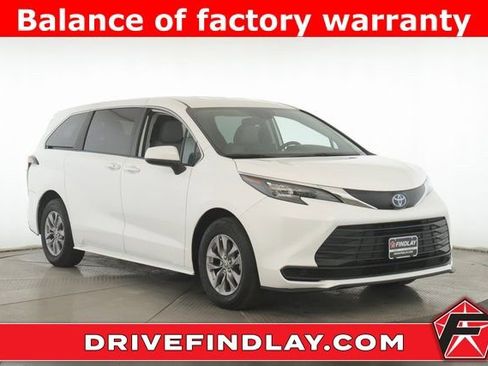 Used 2024 Toyota Sienna LE image 1