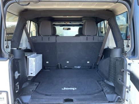 Used 2017 Jeep Wrangler Unlimited Rubicon w/ Connectivity Group image 26