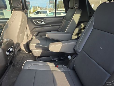 Used 2024 GMC Yukon SLT w/ SLT Luxury Package image 9