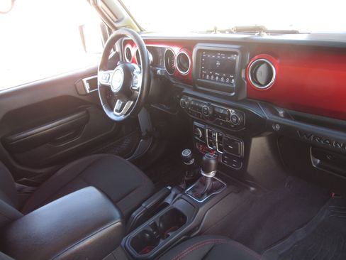 Used 2019 Jeep Wrangler Unlimited Rubicon w/ Cold Weather Group AWD/4WD image 9