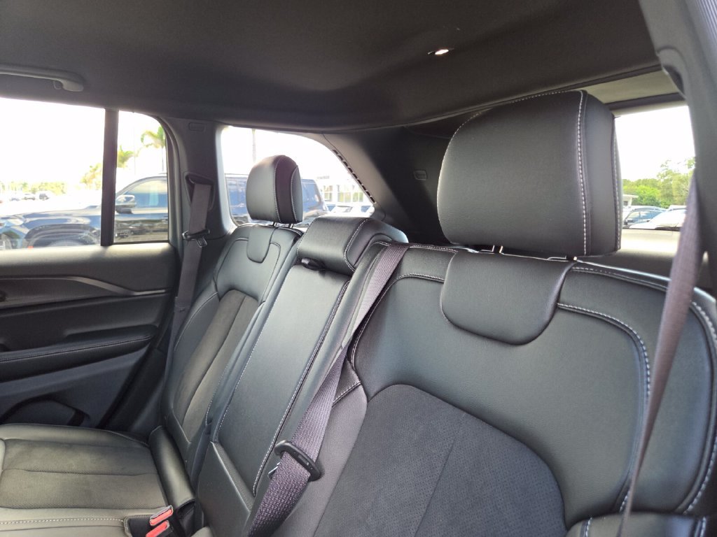 Used 2025 Jeep Grand Cherokee Altitude AWD/4WD image 22