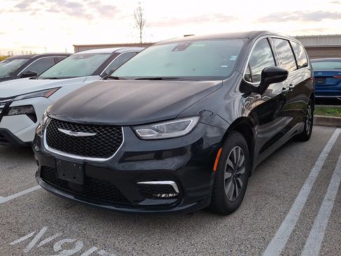 Used 2023 Chrysler Pacifica Touring-L FWD image 2