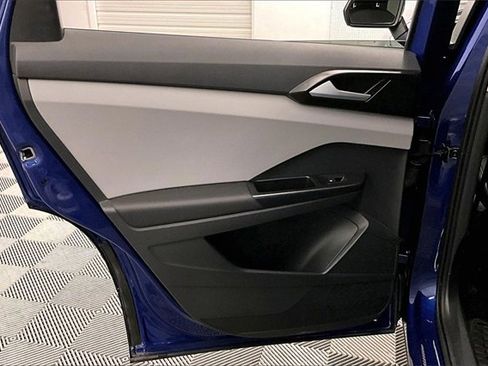 Used 2023 Volkswagen Taos SE w/ Panoramic Sunroof Package image 20