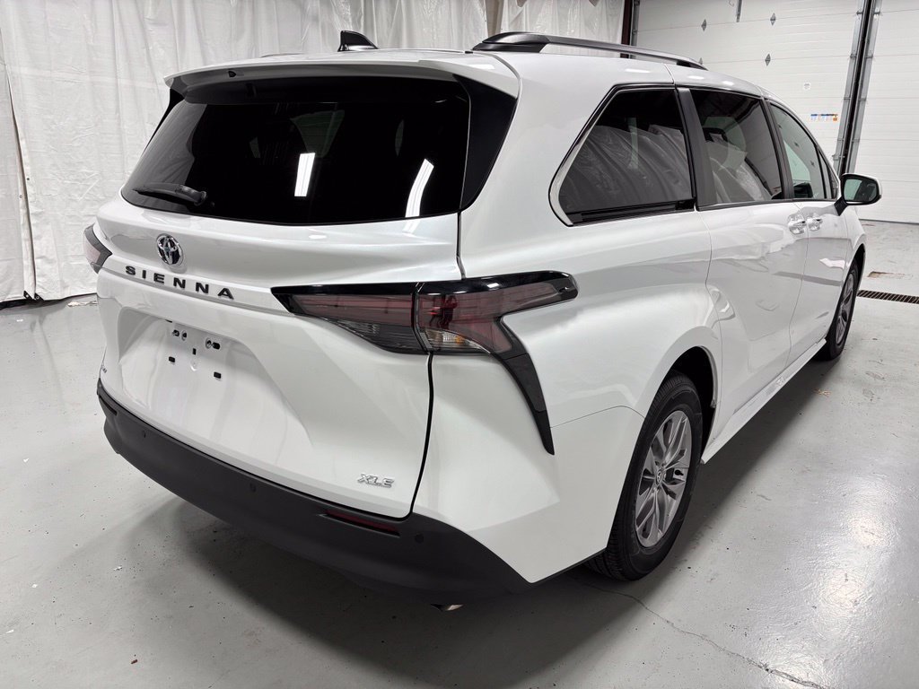 Used 2026 Toyota Sienna XLE FWD image 7