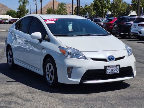 Used 2014 Toyota Prius Two w/ Preferred Accessory Package FWD image 3
