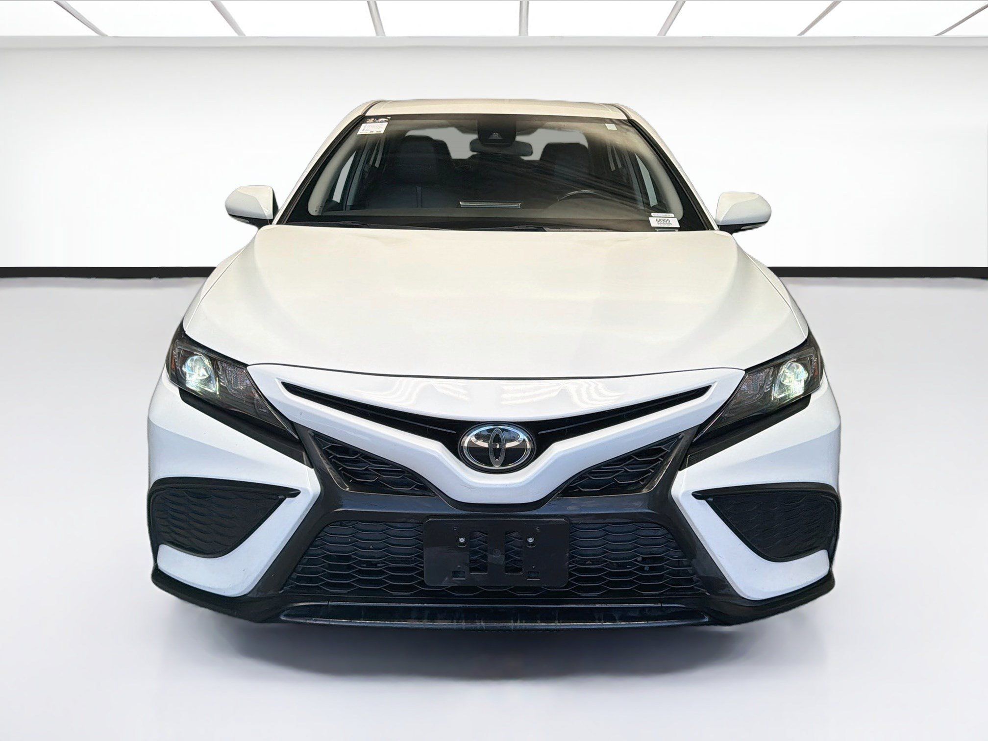 Used 2024 Toyota Camry SE FWD image 2