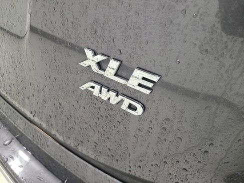 Used 2018 Toyota RAV4 XLE AWD/4WD image 8