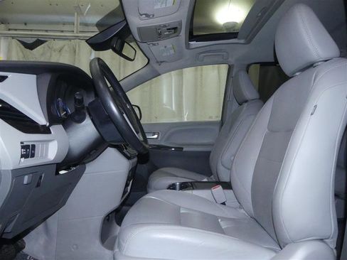 Used 2019 Toyota Sienna XLE w/ XLE Navigation Package image 21