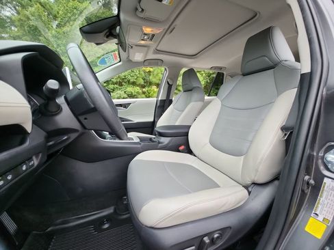 Used 2021 Toyota RAV4 XLE Premium image 24