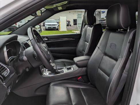 Used 2019 Jeep Grand Cherokee Overland AWD/4WD image 11