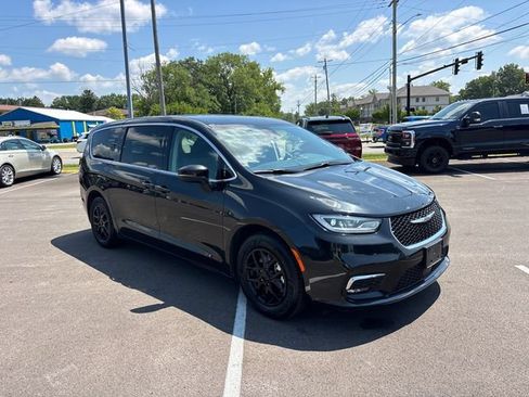 Used 2023 Chrysler Pacifica Touring-L FWD image 2