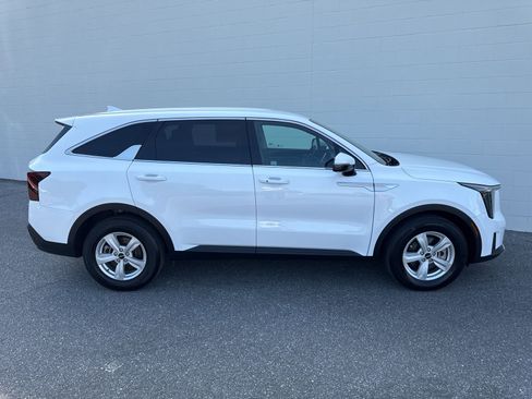 Used 2024 Kia Sorento LX image 8