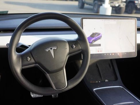 Used 2022 Tesla Model Y Long Range image 23