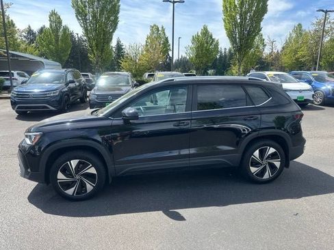 Used 2025 Volkswagen Taos SE AWD/4WD image 9