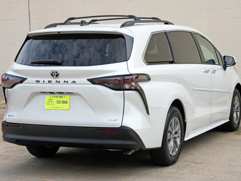 Used 2026 Toyota Sienna XLE FWD image 56