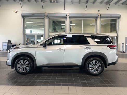 Used 2025 Nissan Pathfinder S AWD/4WD image 4