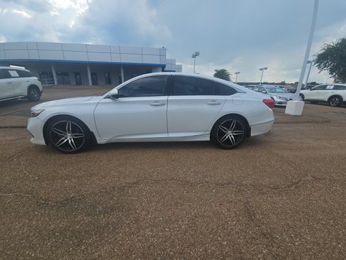Used 2022 Honda Accord Touring image 2