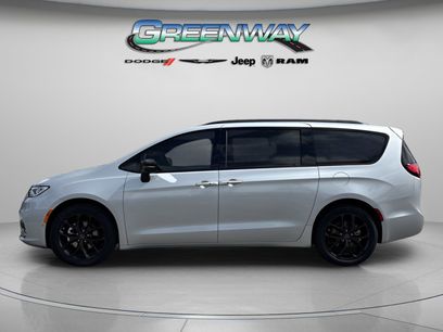 New 2026 Chrysler Pacifica Select w/ S Appearance Package