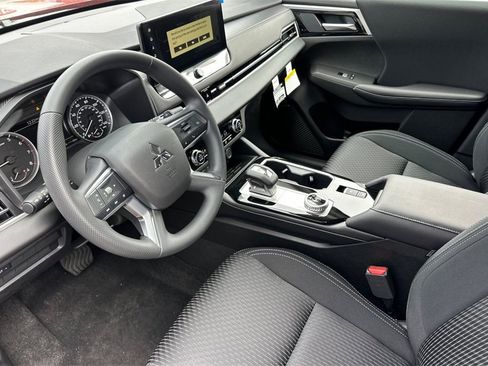 New 2025 Mitsubishi Outlander ES image 11