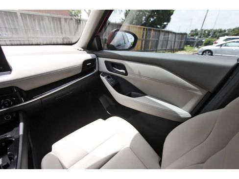 Used 2025 Nissan Rogue SL w/ SL Premium Package FWD image 11
