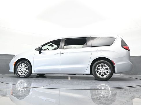 New 2026 Chrysler Pacifica Select image 55