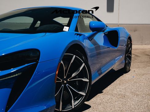 Used 2023 McLaren Artura RWD image 19