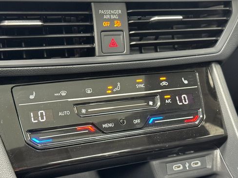 Used 2025 Volkswagen Jetta SE FWD image 18