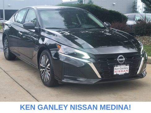 Certified 2025 Nissan Altima 2.5 SV FWD image 1