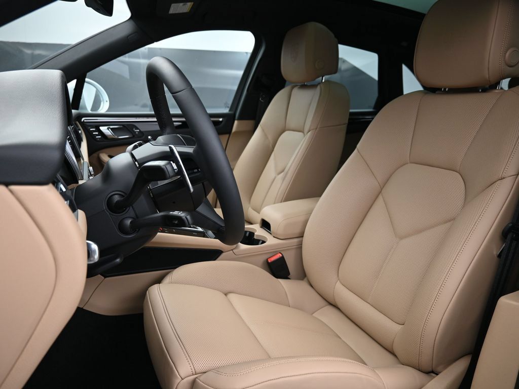 Certified 2025 Porsche Macan AWD/4WD image 5