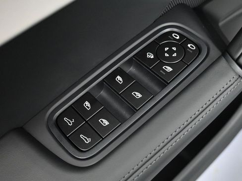 Used 2025 Porsche Cayenne image 18